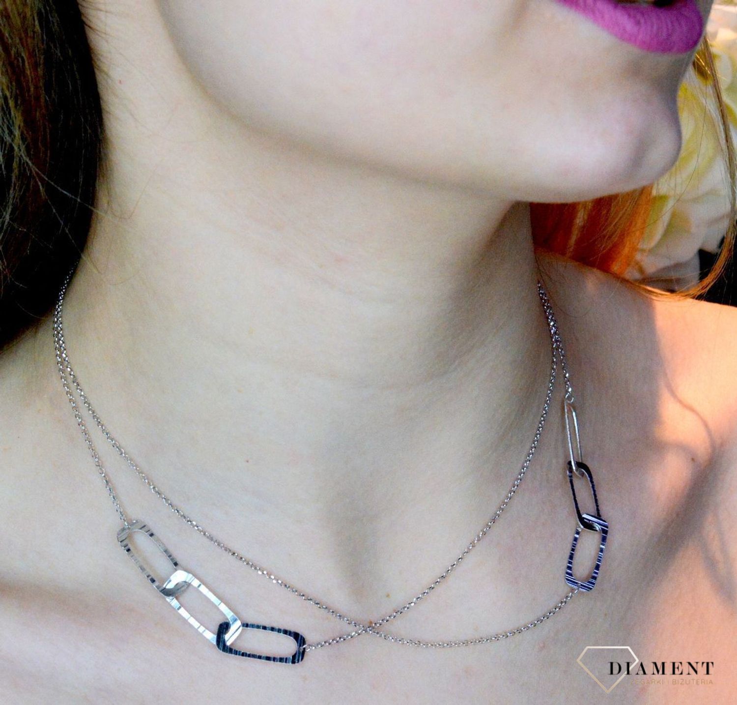 Srebrny naszyjnik rodowany z dużymi podłużnymi ogniwkami 0757049000. Naszyjnik ozdobiony zawieszką w kształcie podłużnych ogniwek. Świetny dodatek pasujący do każdej stylizacji, aby podkreślić wyjątkowość naszyjnika..jpg