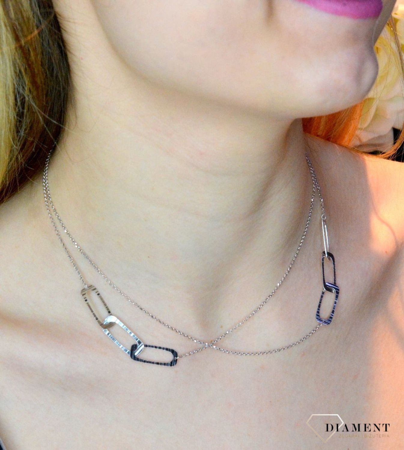 Srebrny naszyjnik rodowany z dużymi podłużnymi ogniwkami 0757049000. Naszyjnik ozdobiony zawieszką w kształcie podłużnych ogniwek. Świetny dodatek pasujący do każdej stylizacji, aby podkreślić wyjątkowość naszyjnika..jpg