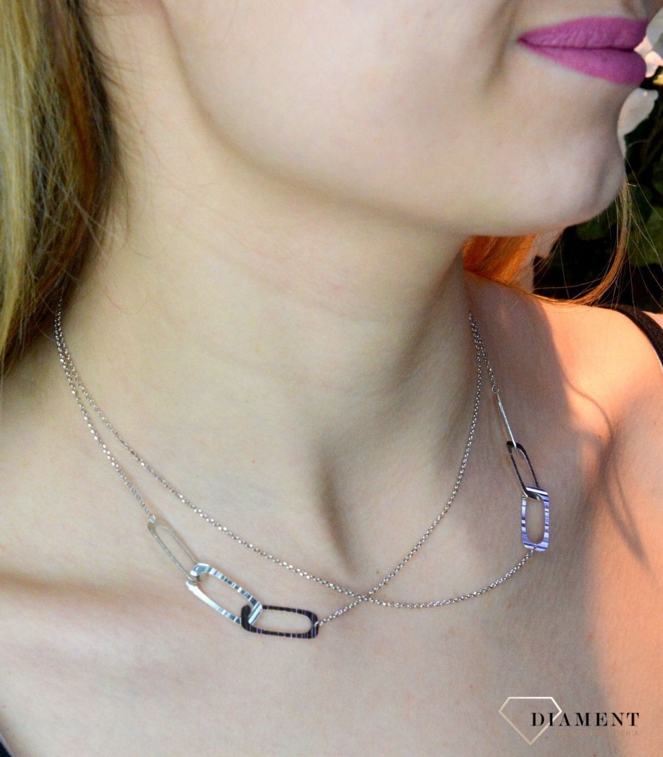 Srebrny naszyjnik rodowany z dużymi podłużnymi ogniwkami 0757049000. Naszyjnik ozdobiony zawieszką w kształcie podłużnych ogniwek. Świetny dodatek pasujący do każdej stylizacji, aby podkreślić wyjątkowość naszyjnika..jpg