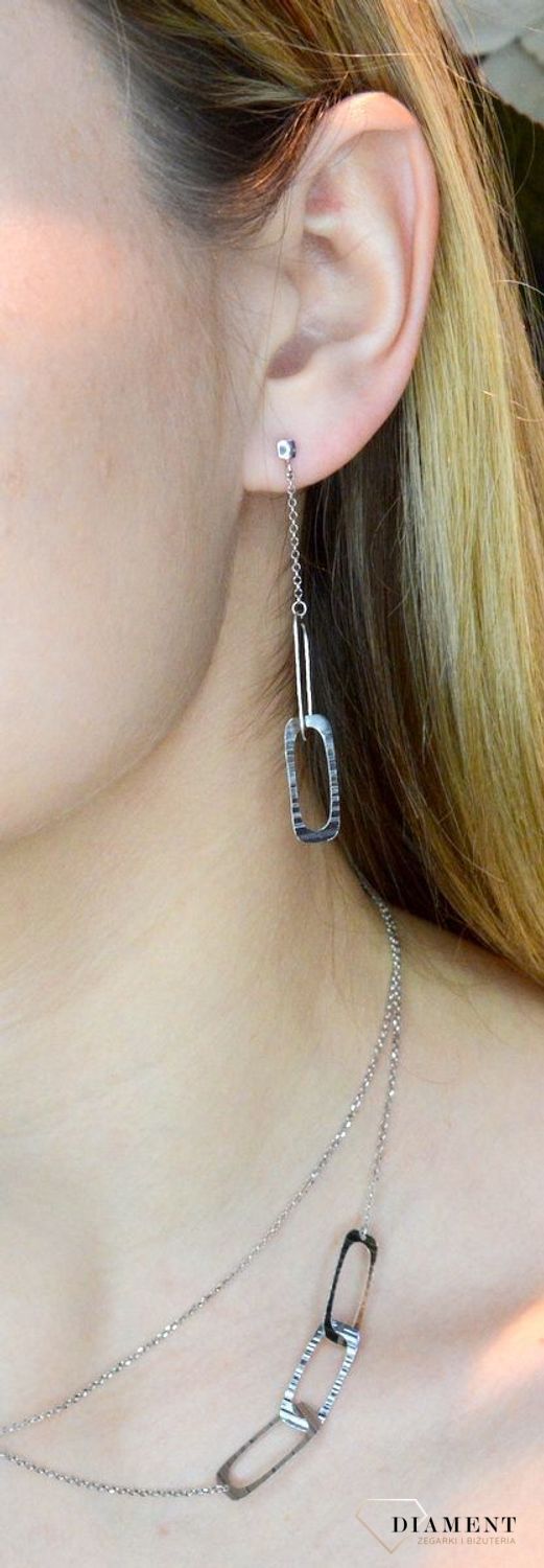 Srebrny naszyjnik rodowany z dużymi podłużnymi ogniwkami 0757049000. Naszyjnik ozdobiony zawieszką w kształcie podłużnych ogniwek. Świetny dodatek pasujący do każdej stylizacji, aby podkreślić wyjątkowość naszyjnika..jpg