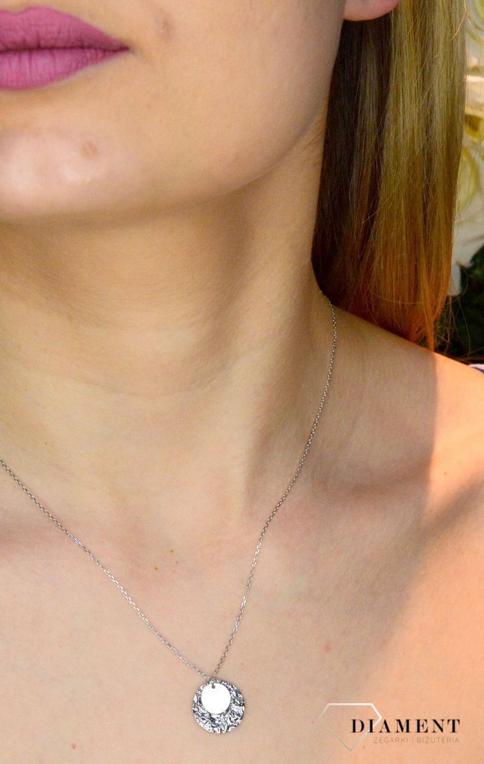 Srebrny naszyjnik z pogniecioną blaszką 0757049400. Świetny dodatek pasujący do każdej stylizacji, aby podkreślić wyjątkowość naszyjnika. Długość naszyjnika wynosi 40 cm + wydłużenie 5 cm (2).jpg