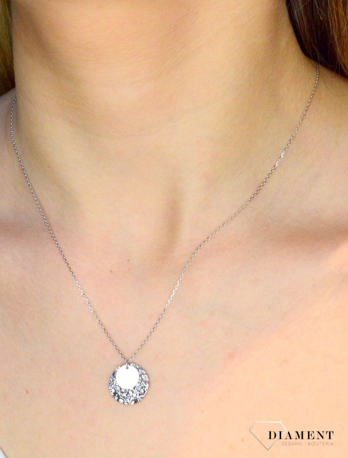 Srebrny naszyjnik z pogniecioną blaszką 0757049400. Świetny dodatek pasujący do każdej stylizacji, aby podkreślić wyjątkowość naszyjnika. Długość naszyjnika wynosi 40 cm + wydłużenie 5 cm (2).jpg