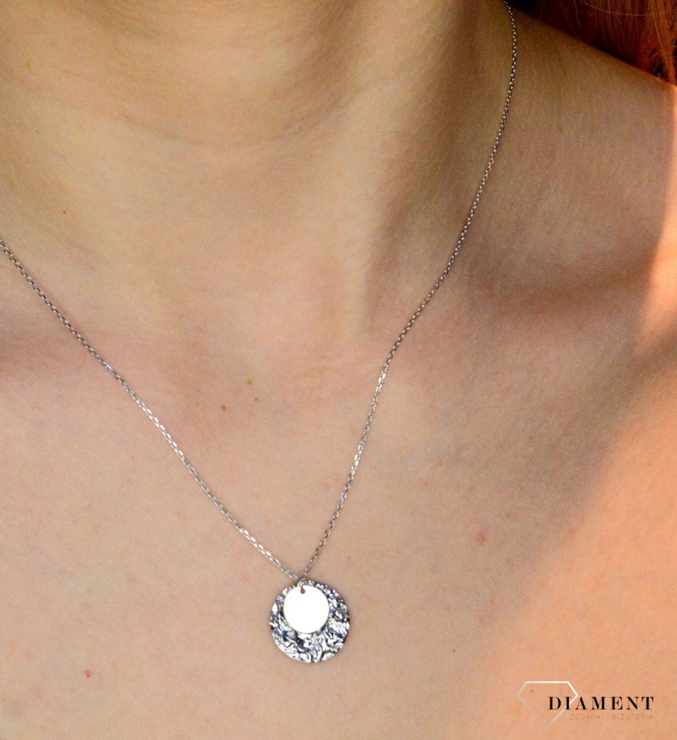 Srebrny naszyjnik z pogniecioną blaszką 0757049400. Świetny dodatek pasujący do każdej stylizacji, aby podkreślić wyjątkowość naszyjnika. Długość naszyjnika wynosi 40 cm + wydłużenie 5 cm (2).jpg