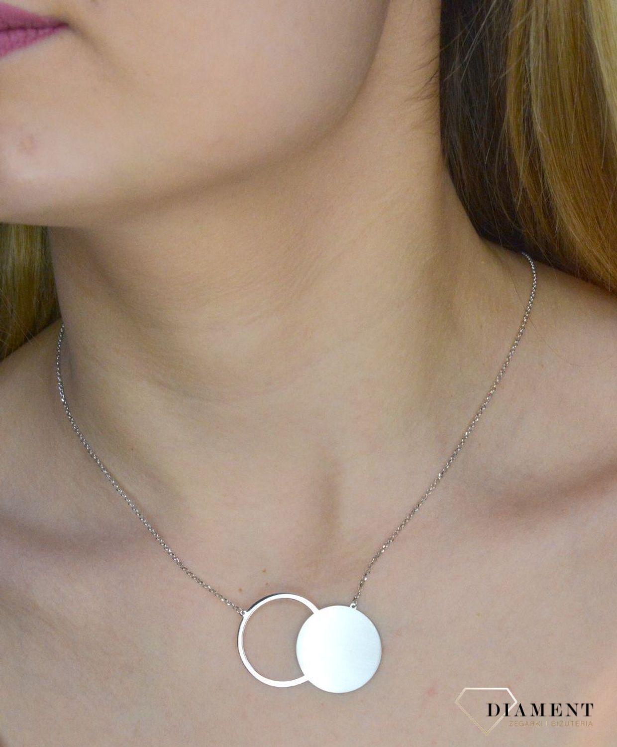 Srebrny naszyjnik rodowany koła 0757049904. Świetny dodatek pasujący do każdej stylizacji, aby podkreślić wyjątkowość naszyjnika. Długość naszyjnika wynosi 43 cm + wydłużenie 5 cm (1).jpg