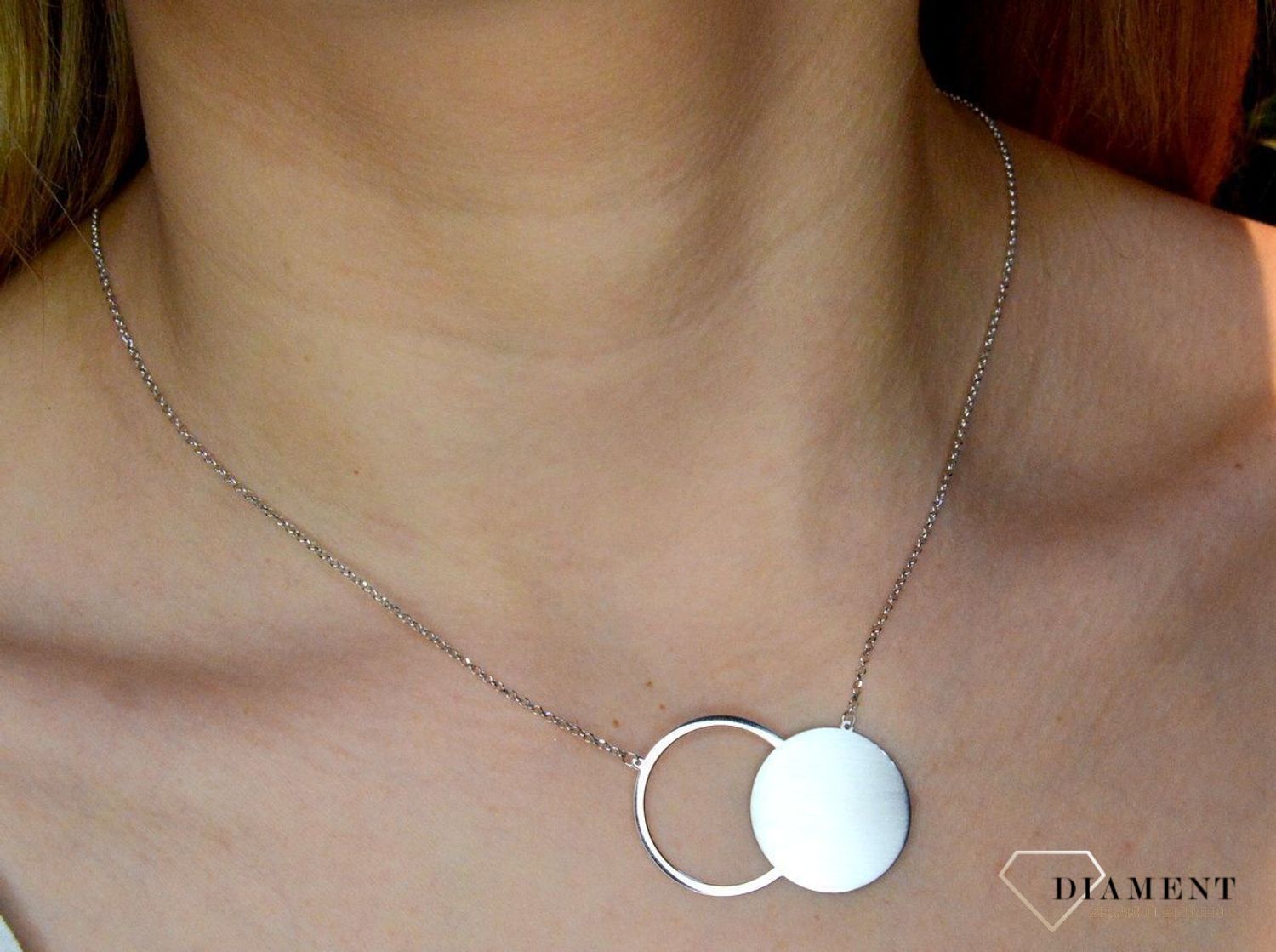 Srebrny naszyjnik rodowany koła 0757049904. Świetny dodatek pasujący do każdej stylizacji, aby podkreślić wyjątkowość naszyjnika. Długość naszyjnika wynosi 43 cm + wydłużenie 5 cm (1).jpg