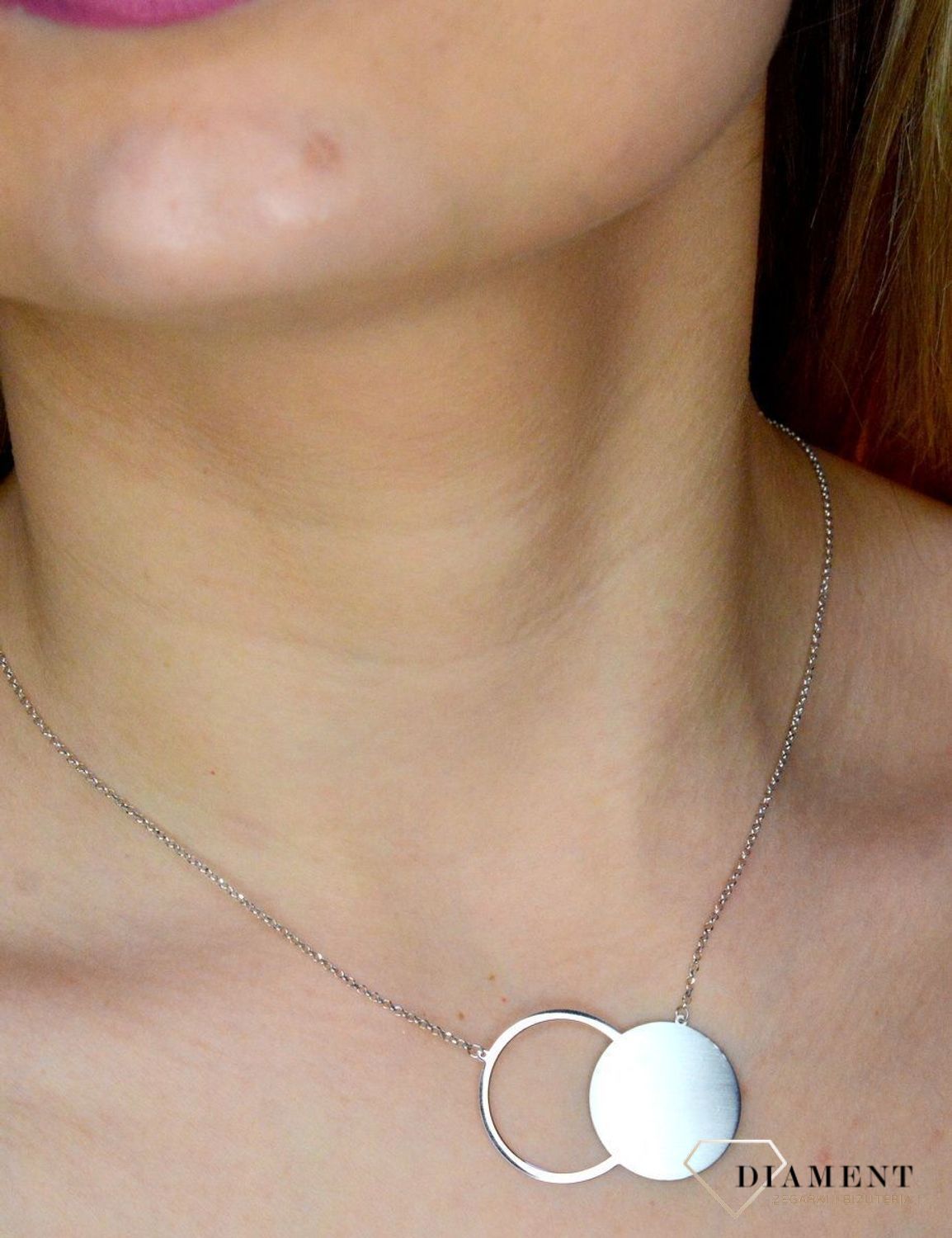 Srebrny naszyjnik rodowany koła 0757049904. Świetny dodatek pasujący do każdej stylizacji, aby podkreślić wyjątkowość naszyjnika. Długość naszyjnika wynosi 43 cm + wydłużenie 5 cm (1).jpg