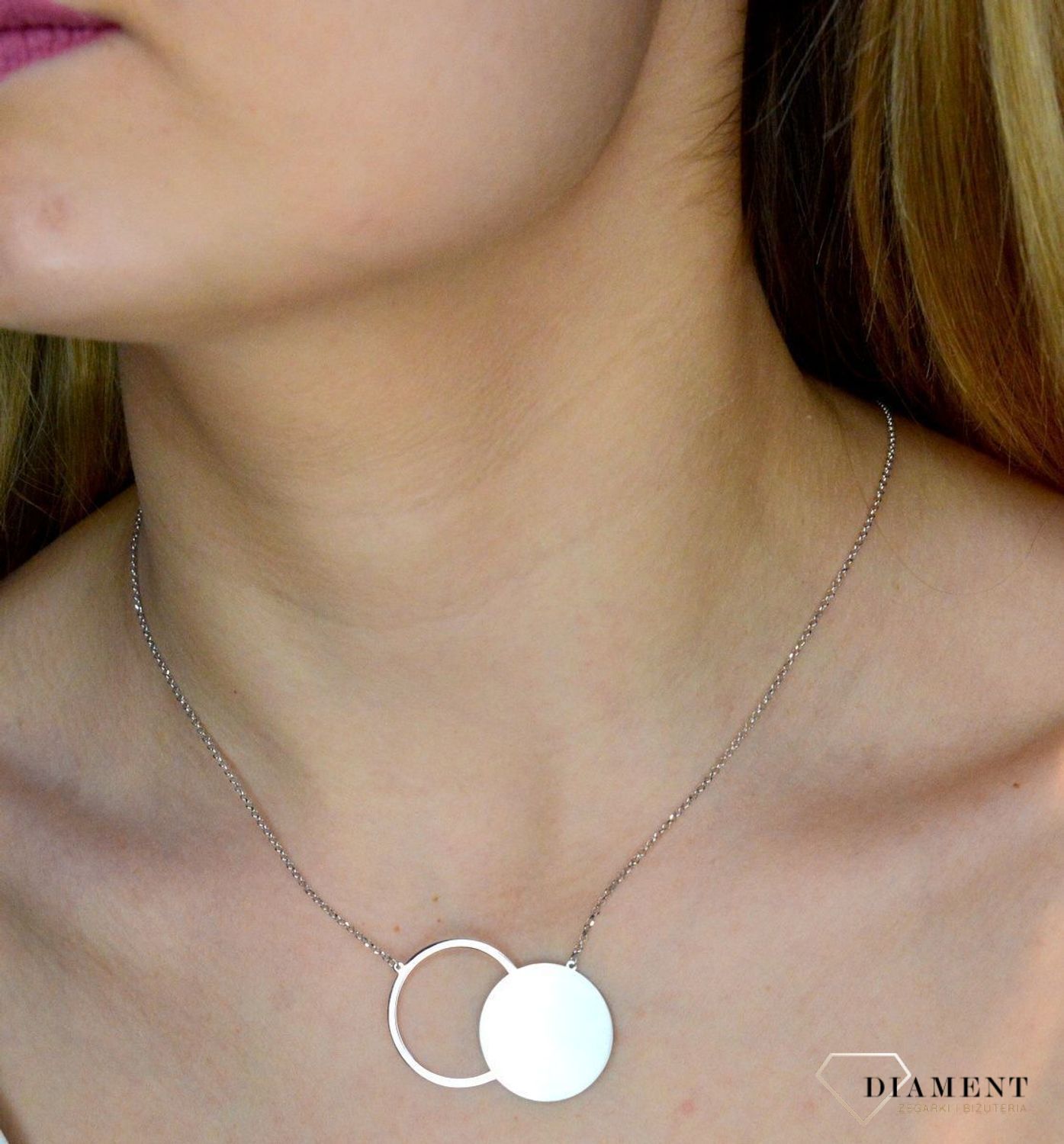 Srebrny naszyjnik rodowany koła 0757049904. Świetny dodatek pasujący do każdej stylizacji, aby podkreślić wyjątkowość naszyjnika. Długość naszyjnika wynosi 43 cm + wydłużenie 5 cm (1).jpg