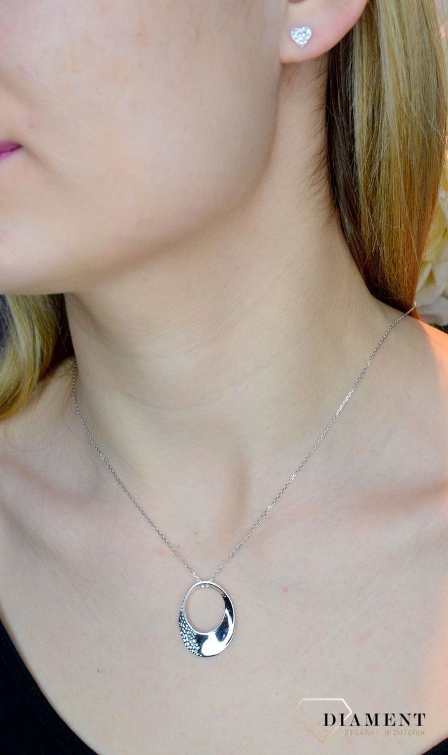 Srebrny naszyjnik rodowany z efektowną zawieszką 0757053700.  Naszyjnik ozdobiony zawieszką w kształcie owalnej zawieszki (1).jpg
