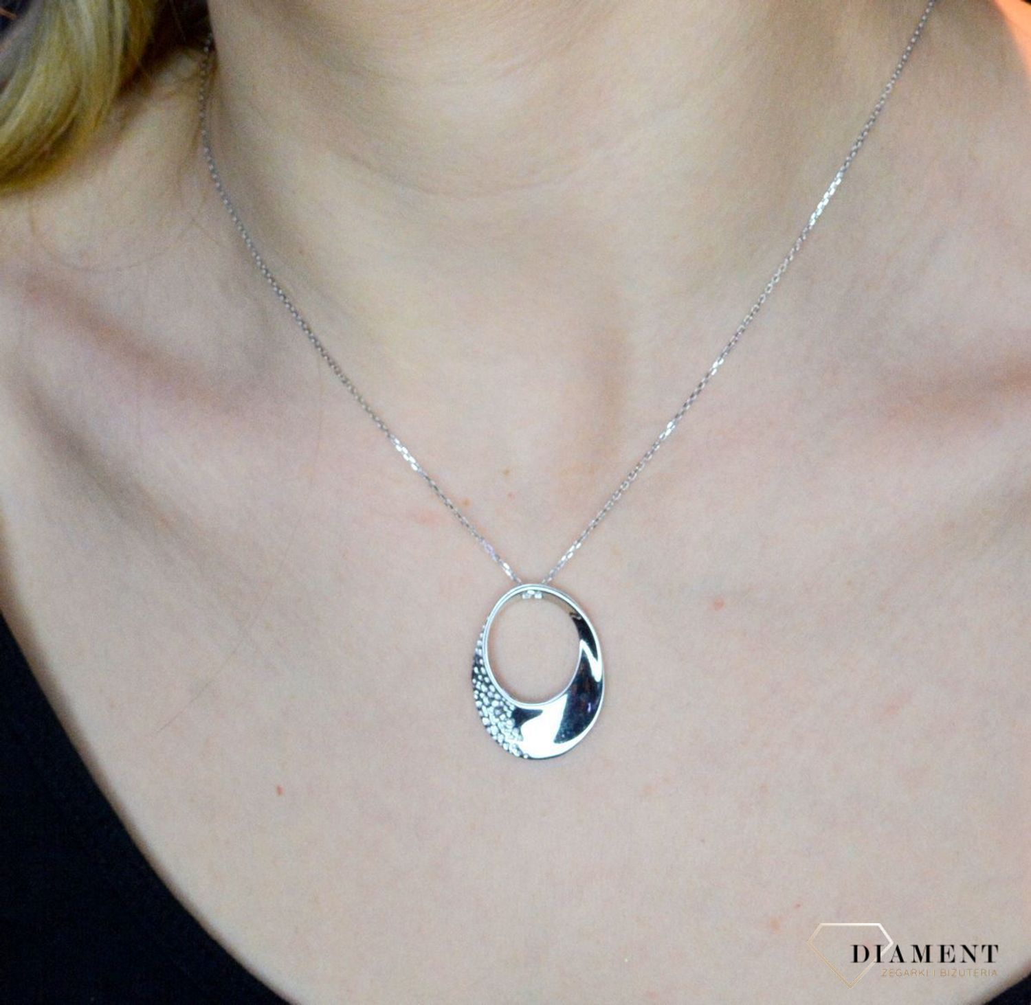 Srebrny naszyjnik rodowany z efektowną zawieszką 0757053700.  Naszyjnik ozdobiony zawieszką w kształcie owalnej zawieszki (1).jpg