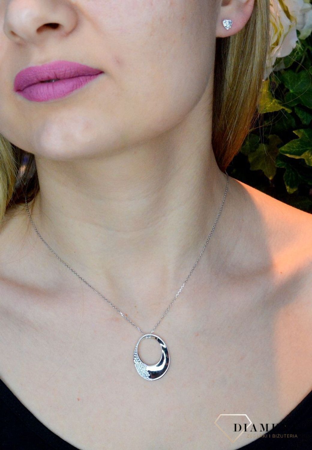 Srebrny naszyjnik rodowany z efektowną zawieszką 0757053700.  Naszyjnik ozdobiony zawieszką w kształcie owalnej zawieszki (1).jpg