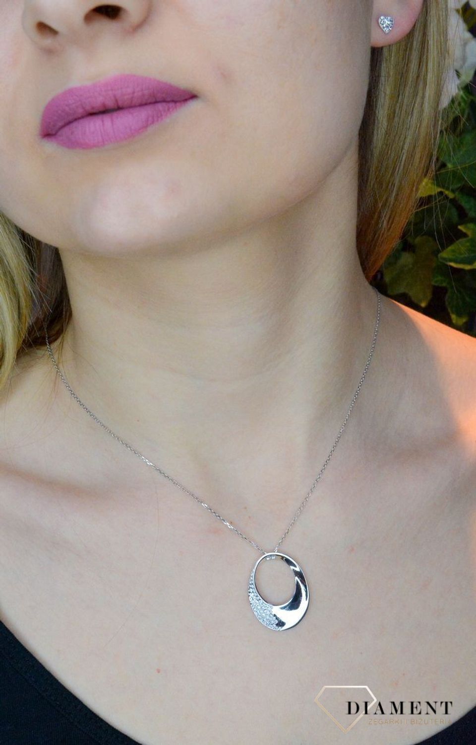 Srebrny naszyjnik rodowany z efektowną zawieszką 0757053700.  Naszyjnik ozdobiony zawieszką w kształcie owalnej zawieszki (1).jpg