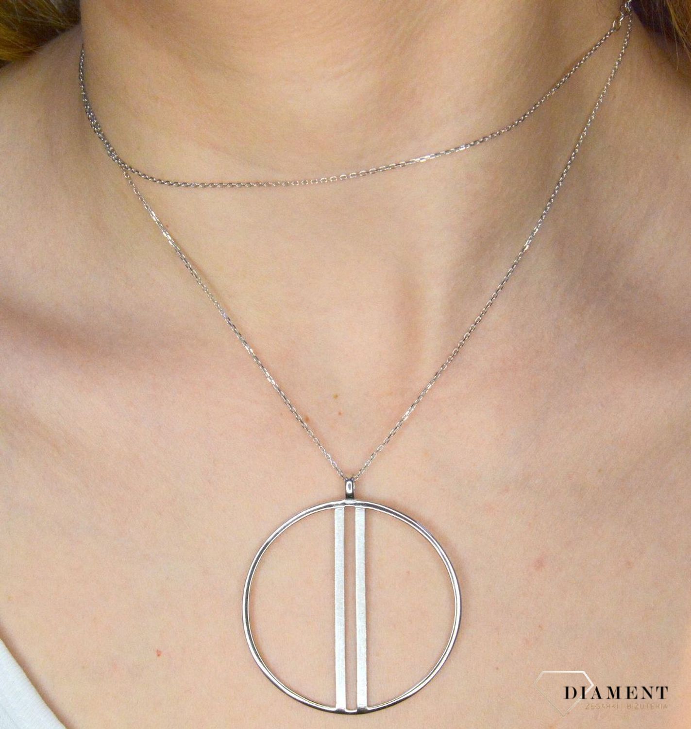 Srebrny naszyjnik rodowany kolia z dużym elementem ozdobnym 0757054292. Świetny dodatek pasujący do każdej stylizacji, aby podkreślić wyjątkowość naszyjnika. Długość naszyjnika wynosi 70 cm + wydłużenie 5 cm  Śr (2).jpg