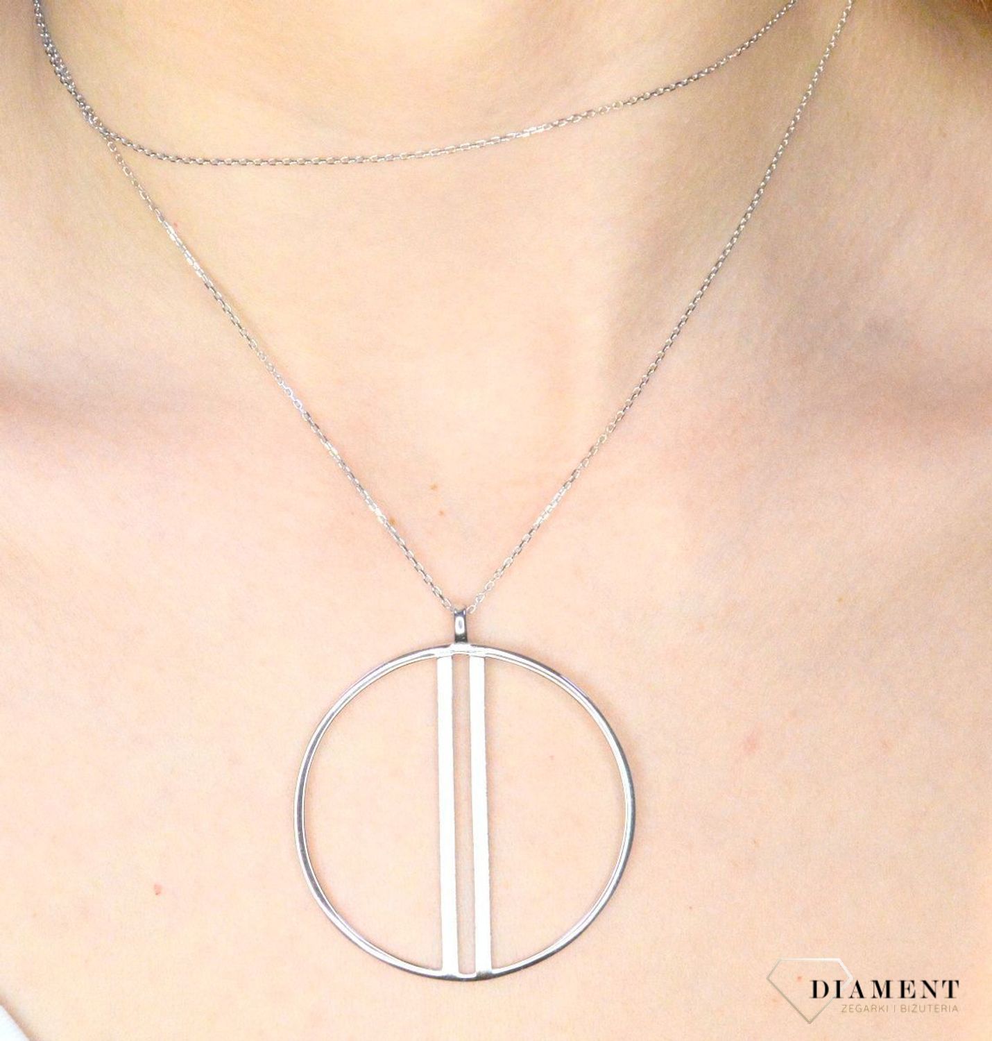 Srebrny naszyjnik rodowany kolia z dużym elementem ozdobnym 0757054292. Świetny dodatek pasujący do każdej stylizacji, aby podkreślić wyjątkowość naszyjnika. Długość naszyjnika wynosi 70 cm + wydłużenie 5 cm  Śr (2).jpg