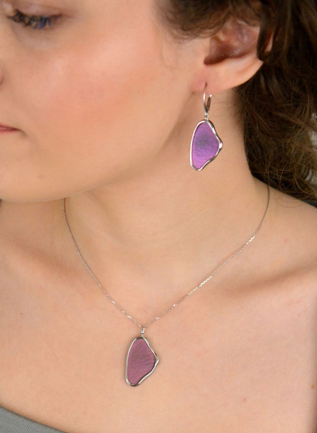 Naszyjnik damski zdobiony zawieszką geometryczną z fioletowym tytanem próba 925, 0757067680 Te eleganckie kolczyki wiszące wykonane z tytanu łączą w sobie subtelną nowoczesność z klasycznym 1.jpg