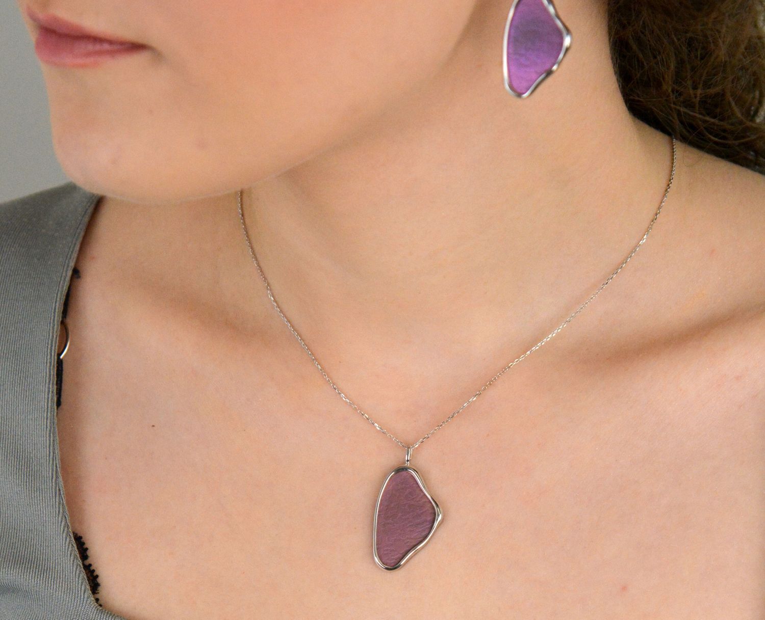 Naszyjnik damski zdobiony zawieszką geometryczną z fioletowym tytanem próba 925, 0757067680 Te eleganckie kolczyki wiszące wykonane z tytanu łączą w sobie subtelną nowoczesność z klasycznym 1.jpg