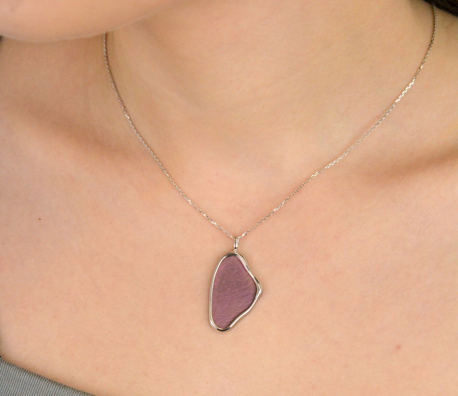 Naszyjnik damski zdobiony zawieszką geometryczną z fioletowym tytanem próba 925, 0757067680 Te eleganckie kolczyki wiszące wykonane z tytanu łączą w sobie subtelną nowoczesność z klasycznym 1.jpg