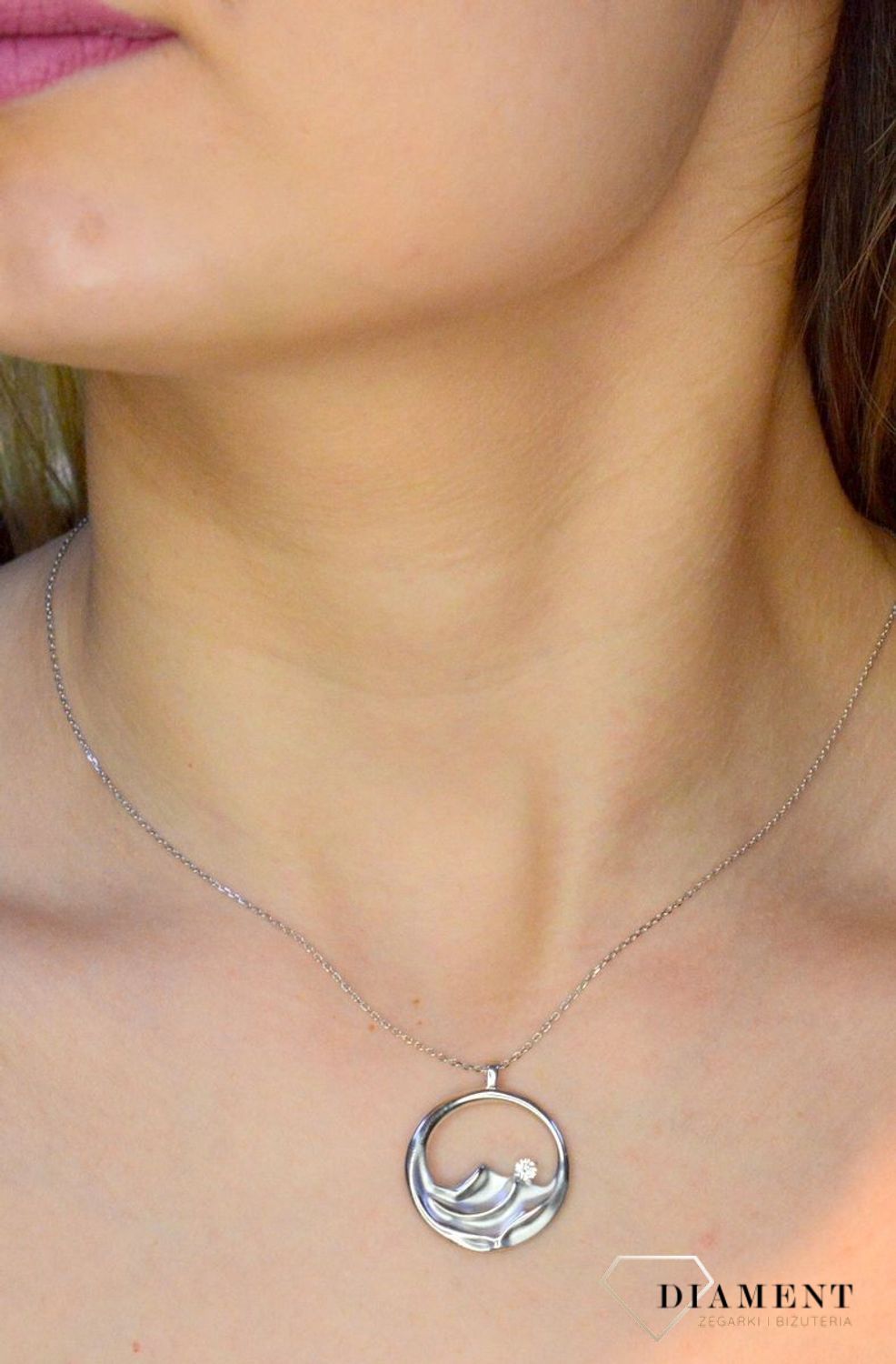 Srebrny naszyjnik rodowany z efektowną okrągłą zawieszką 0757153802.  Naszyjnik ozdobiony zawieszką w kształcie okrągłej zawieszki z grawerowaniem.  Świetny dodatek pasujący do każdej stylizacji, aby podkreślić wyjątkowość n .jpg
