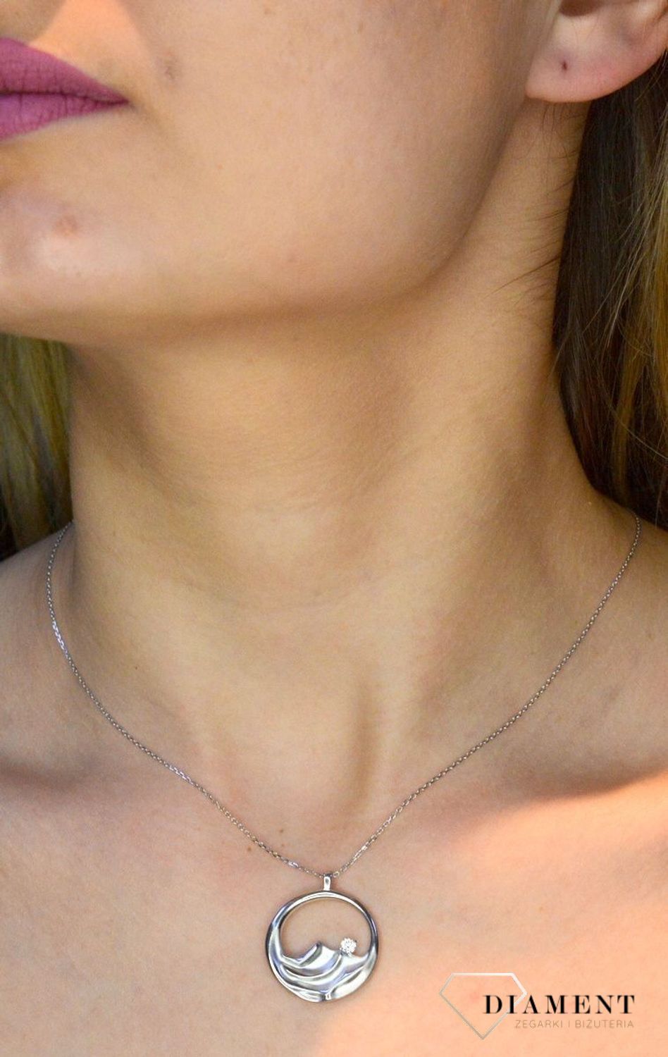 Srebrny naszyjnik rodowany z efektowną okrągłą zawieszką 0757153802.  Naszyjnik ozdobiony zawieszką w kształcie okrągłej zawieszki z grawerowaniem.  Świetny dodatek pasujący do każdej stylizacji, aby podkreślić wyjątkowość n .jpg