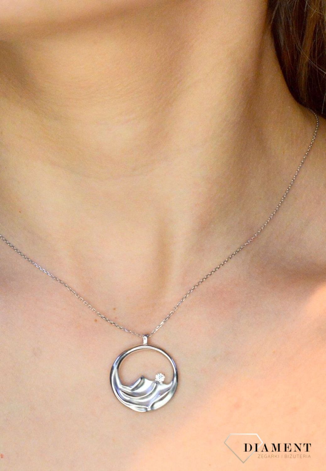 Srebrny naszyjnik rodowany z efektowną okrągłą zawieszką 0757153802.  Naszyjnik ozdobiony zawieszką w kształcie okrągłej zawieszki z grawerowaniem.  Świetny dodatek pasujący do każdej stylizacji, aby podkreślić wyjątkowość n .jpg