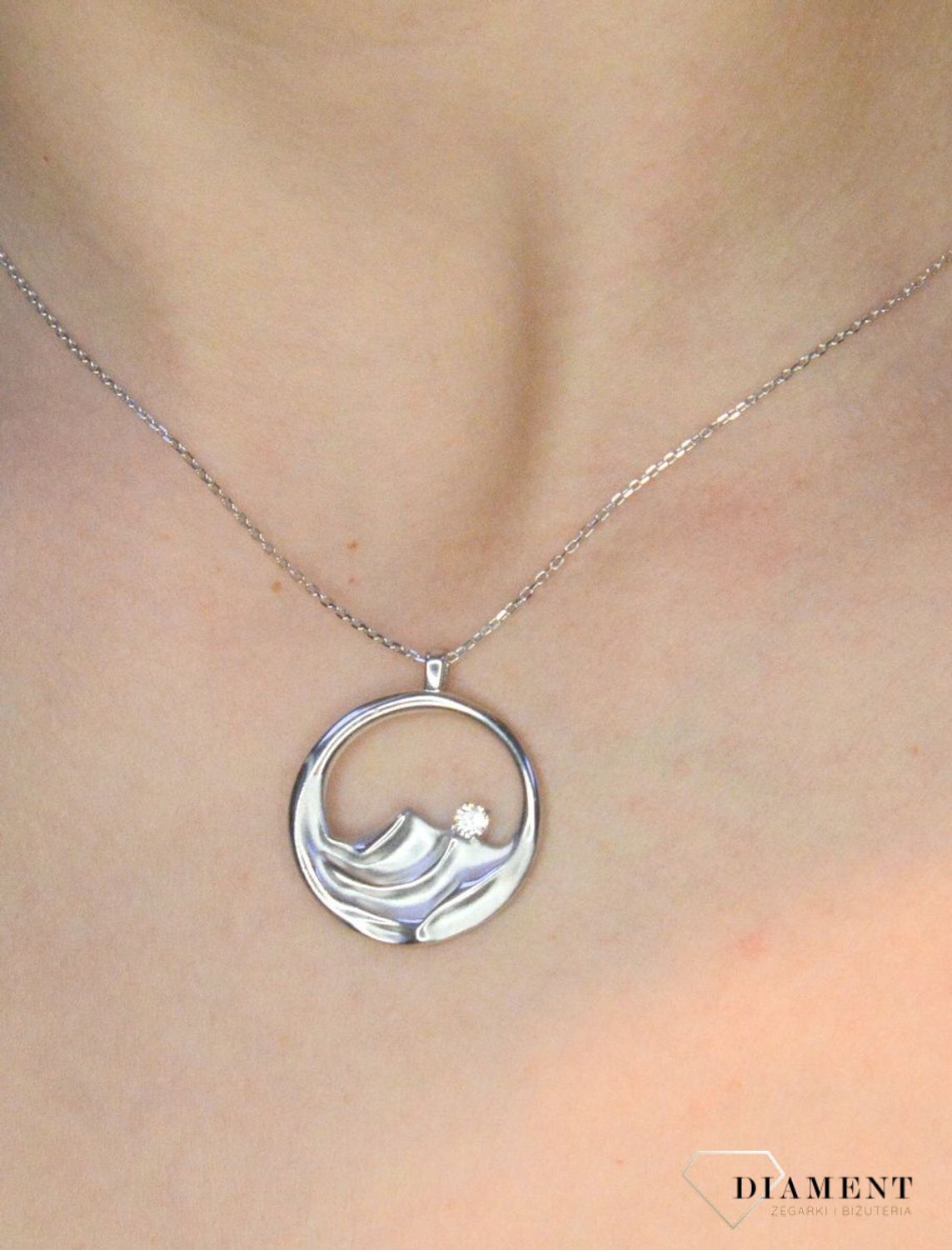 Srebrny naszyjnik rodowany z efektowną okrągłą zawieszką 0757153802.  Naszyjnik ozdobiony zawieszką w kształcie okrągłej zawieszki z grawerowaniem.  Świetny dodatek pasujący do każdej stylizacji, aby podkreślić wyjątkowość n .jpg