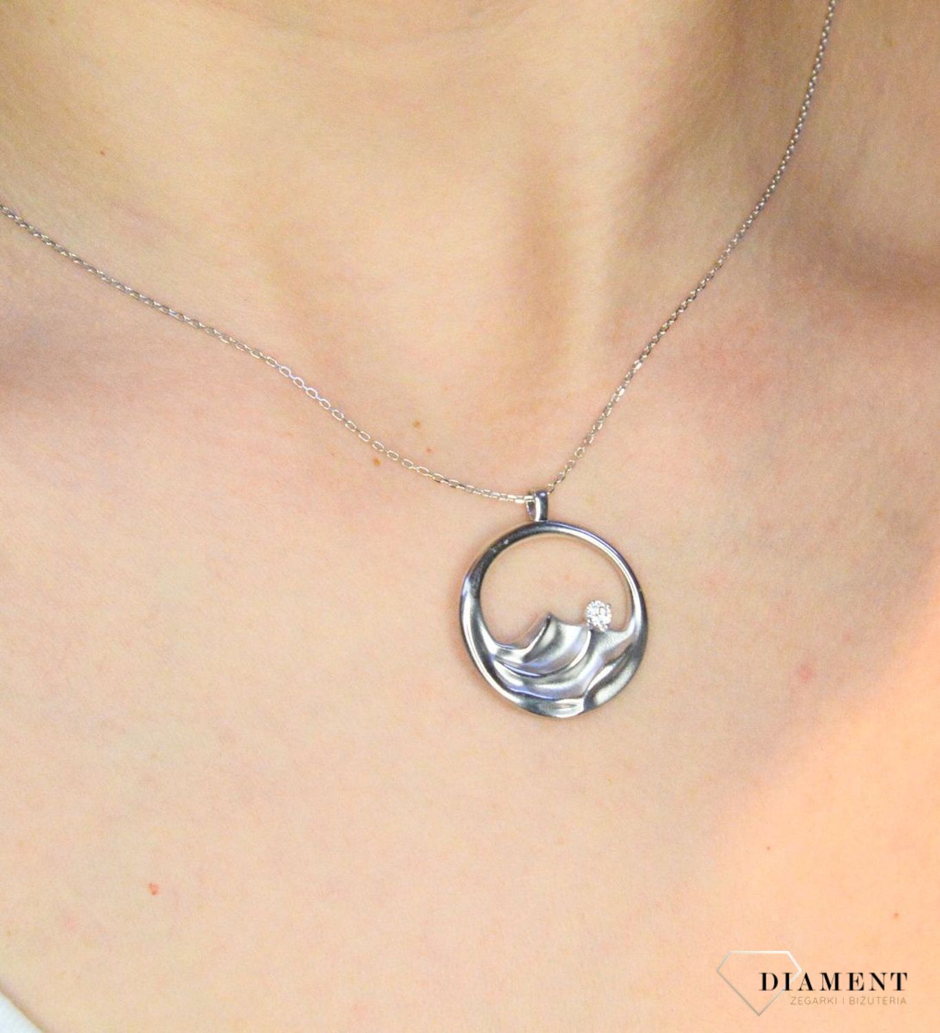 Srebrny naszyjnik rodowany z efektowną okrągłą zawieszką 0757153802.  Naszyjnik ozdobiony zawieszką w kształcie okrągłej zawieszki z grawerowaniem.  Świetny dodatek pasujący do każdej stylizacji, aby podkreślić wyjątkowość n .jpg