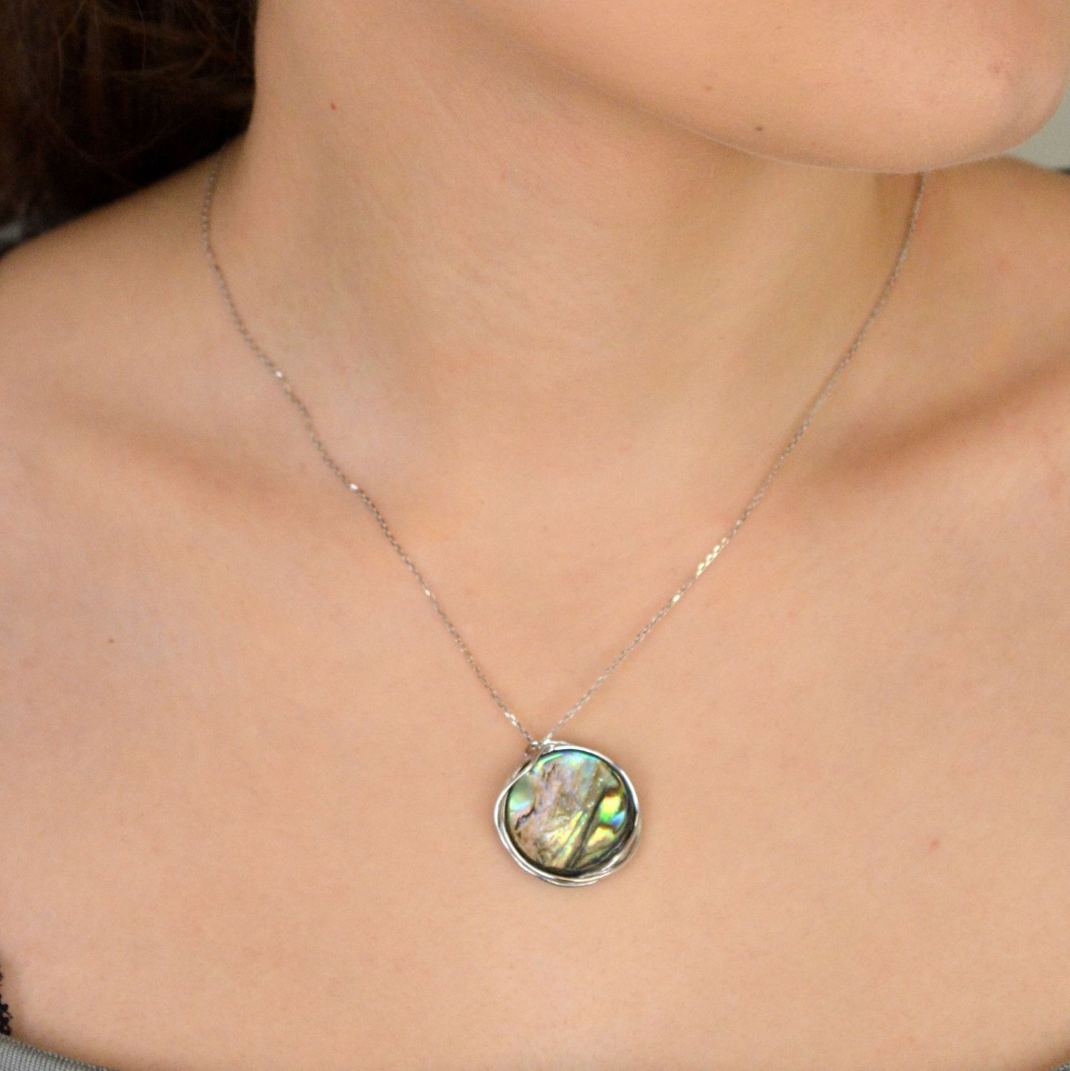 Naszyjnik srebrny damski zdobiony okrągłą zawieszą z muszlą próba 925, 0757159600 Elegancki i subtelny naszyjnik srebrny z okrągłą zawieszką zdobioną muszlą, wykonany z srebra próby 925.1.jpg