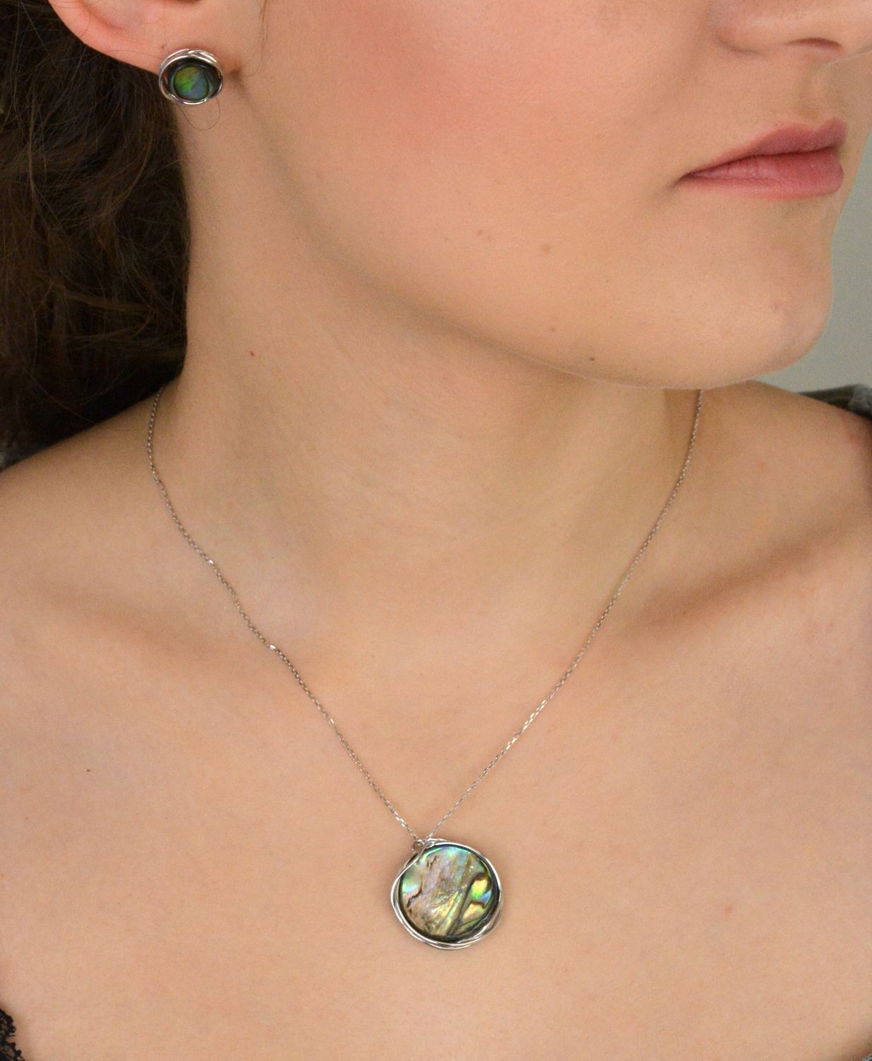 Naszyjnik srebrny damski zdobiony okrągłą zawieszą z muszlą próba 925, 0757159600 Elegancki i subtelny naszyjnik srebrny z okrągłą zawieszką zdobioną muszlą, wykonany z srebra próby 925.1.jpg