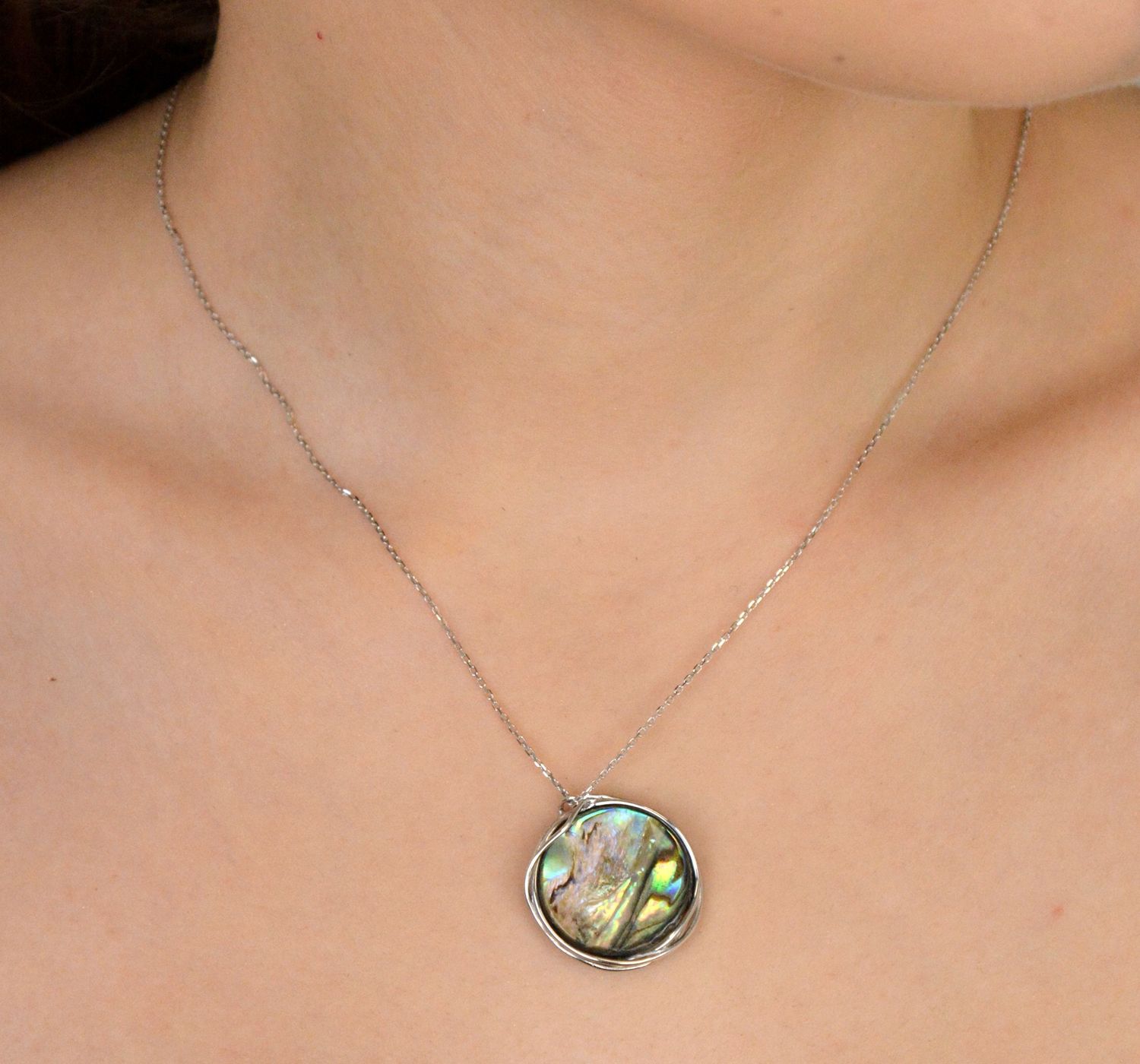 Naszyjnik srebrny damski zdobiony okrągłą zawieszą z muszlą próba 925, 0757159600 Elegancki i subtelny naszyjnik srebrny z okrągłą zawieszką zdobioną muszlą, wykonany z srebra próby 925.1.jpg