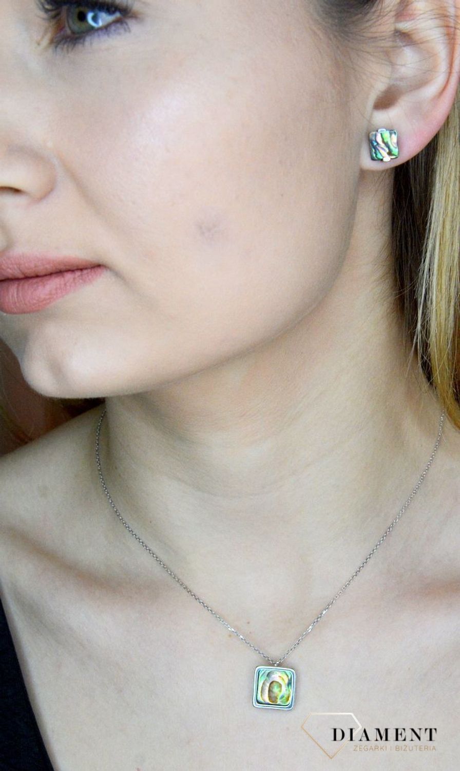 Srebrny naszyjnik damski z kwadratową muszlą 0757160400. Naszyjnik srebrny z muszlą naturalną o kwadratowym kształcie. Naszyjnik wykonany z najwyższej próby srebra 925. Jest idealnym pomysłem na prezent (1).jpg