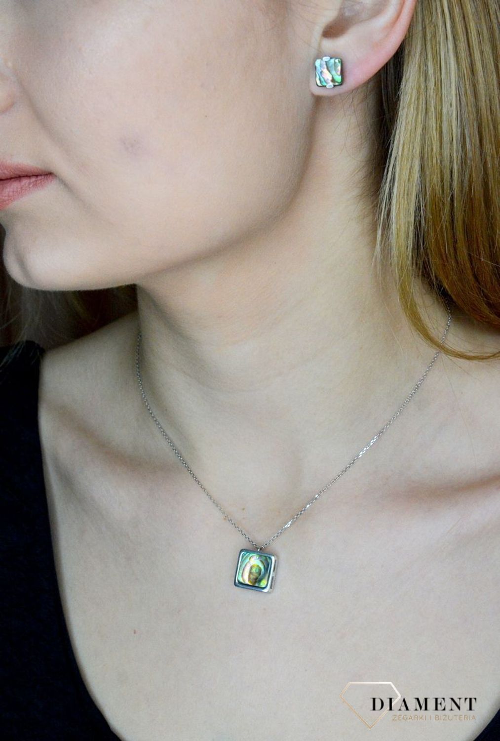 Srebrny naszyjnik damski z kwadratową muszlą 0757160400. Naszyjnik srebrny z muszlą naturalną o kwadratowym kształcie. Naszyjnik wykonany z najwyższej próby srebra 925. Jest idealnym pomysłem na prezent (1).jpg