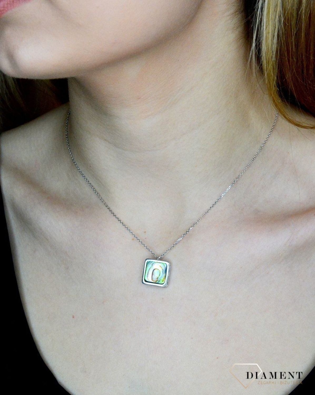Srebrny naszyjnik damski z kwadratową muszlą 0757160400. Naszyjnik srebrny z muszlą naturalną o kwadratowym kształcie. Naszyjnik wykonany z najwyższej próby srebra 925. Jest idealnym pomysłem na prezent (1).jpg