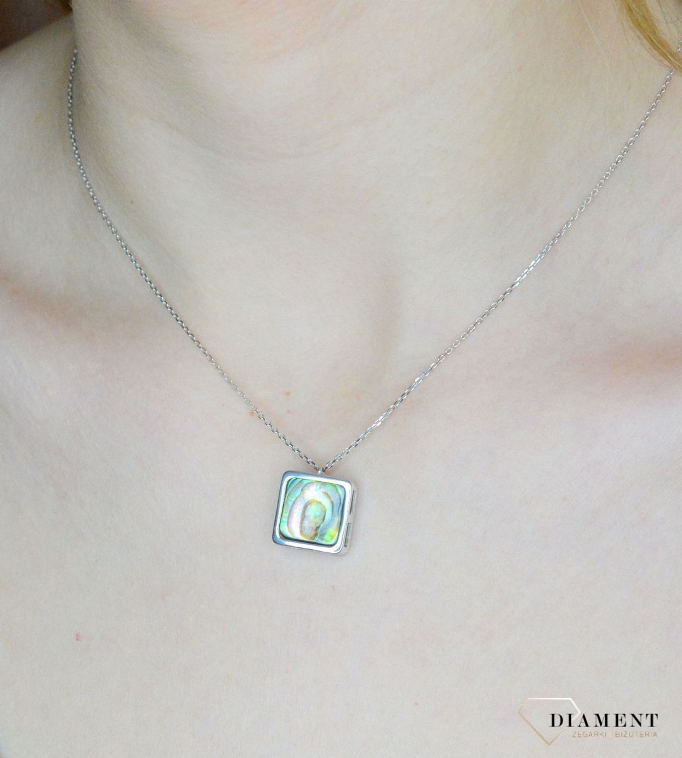 Srebrny naszyjnik damski z kwadratową muszlą 0757160400. Naszyjnik srebrny z muszlą naturalną o kwadratowym kształcie. Naszyjnik wykonany z najwyższej próby srebra 925. Jest idealnym pomysłem na prezent (1).jpg