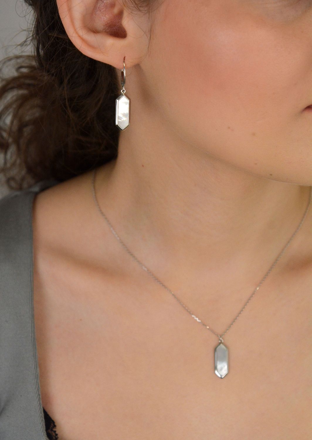 Naszyjnik srebrny z zawieszką masa perłową srebro próby 925, 0757171900 Ten subtelny, a zarazem efektowny naszyjnik damski wykonany ze srebra próby 925 1.jpg