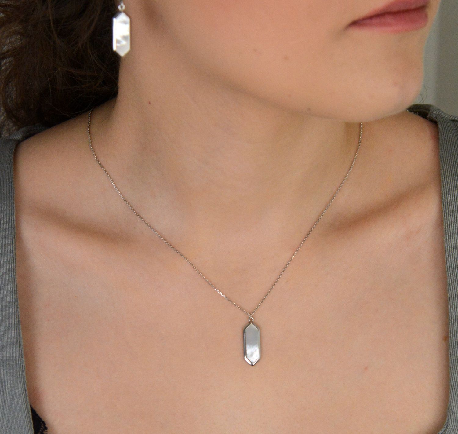 Naszyjnik srebrny z zawieszką masa perłową srebro próby 925, 0757171900 Ten subtelny, a zarazem efektowny naszyjnik damski wykonany ze srebra próby 925 1.jpg