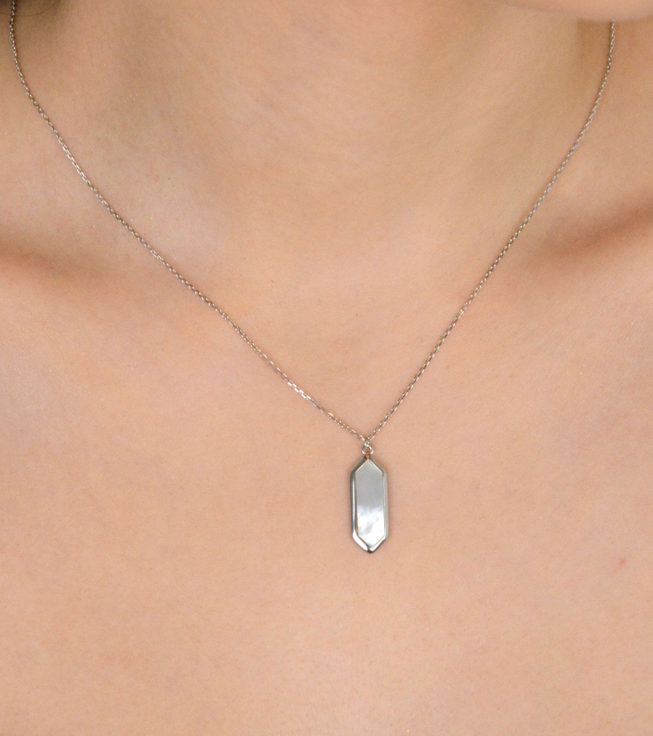 Naszyjnik srebrny z zawieszką masa perłową srebro próby 925, 0757171900 Ten subtelny, a zarazem efektowny naszyjnik damski wykonany ze srebra próby 925 1.jpg