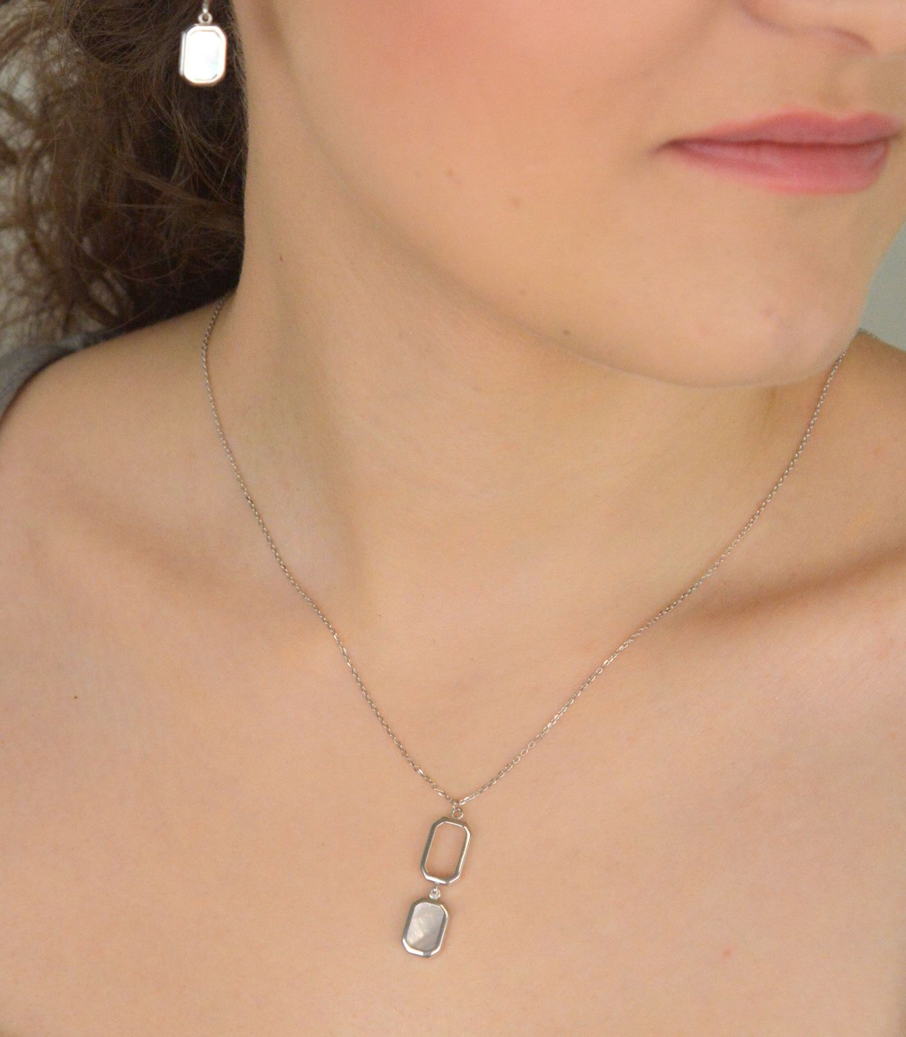 Naszyjnik damski zdobiony prostokątnymi zawieszkami z masa perłową próba 925, 0757175100 Ten elegancki naszyjnik damski to połączenie nowoczesnego designu z subtelną elegancją. 1.jpg