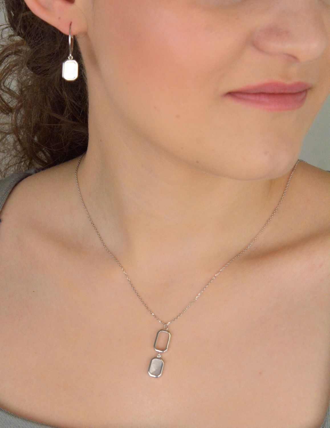 Naszyjnik damski zdobiony prostokątnymi zawieszkami z masa perłową próba 925, 0757175100 Ten elegancki naszyjnik damski to połączenie nowoczesnego designu z subtelną elegancją. 1.jpg