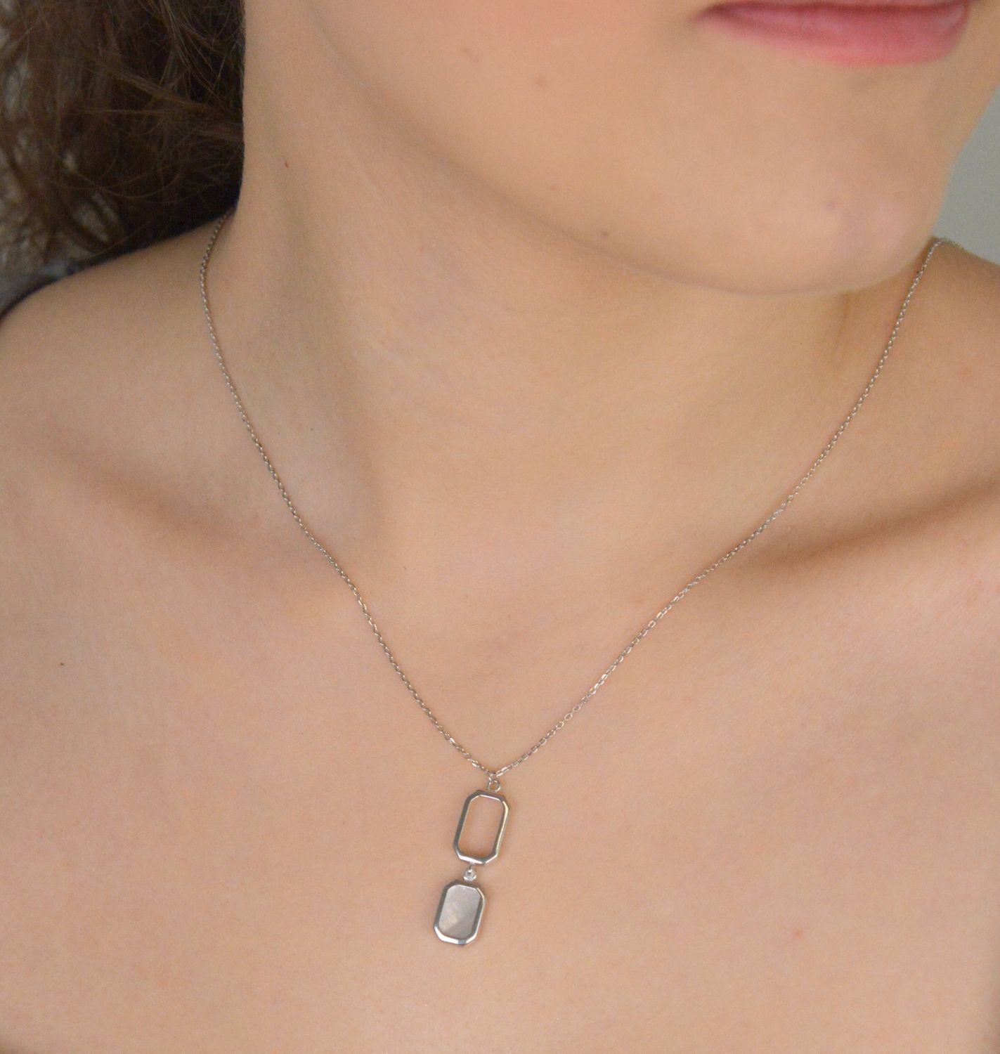 Naszyjnik damski zdobiony prostokątnymi zawieszkami z masa perłową próba 925, 0757175100 Ten elegancki naszyjnik damski to połączenie nowoczesnego designu z subtelną elegancją. 1.jpg