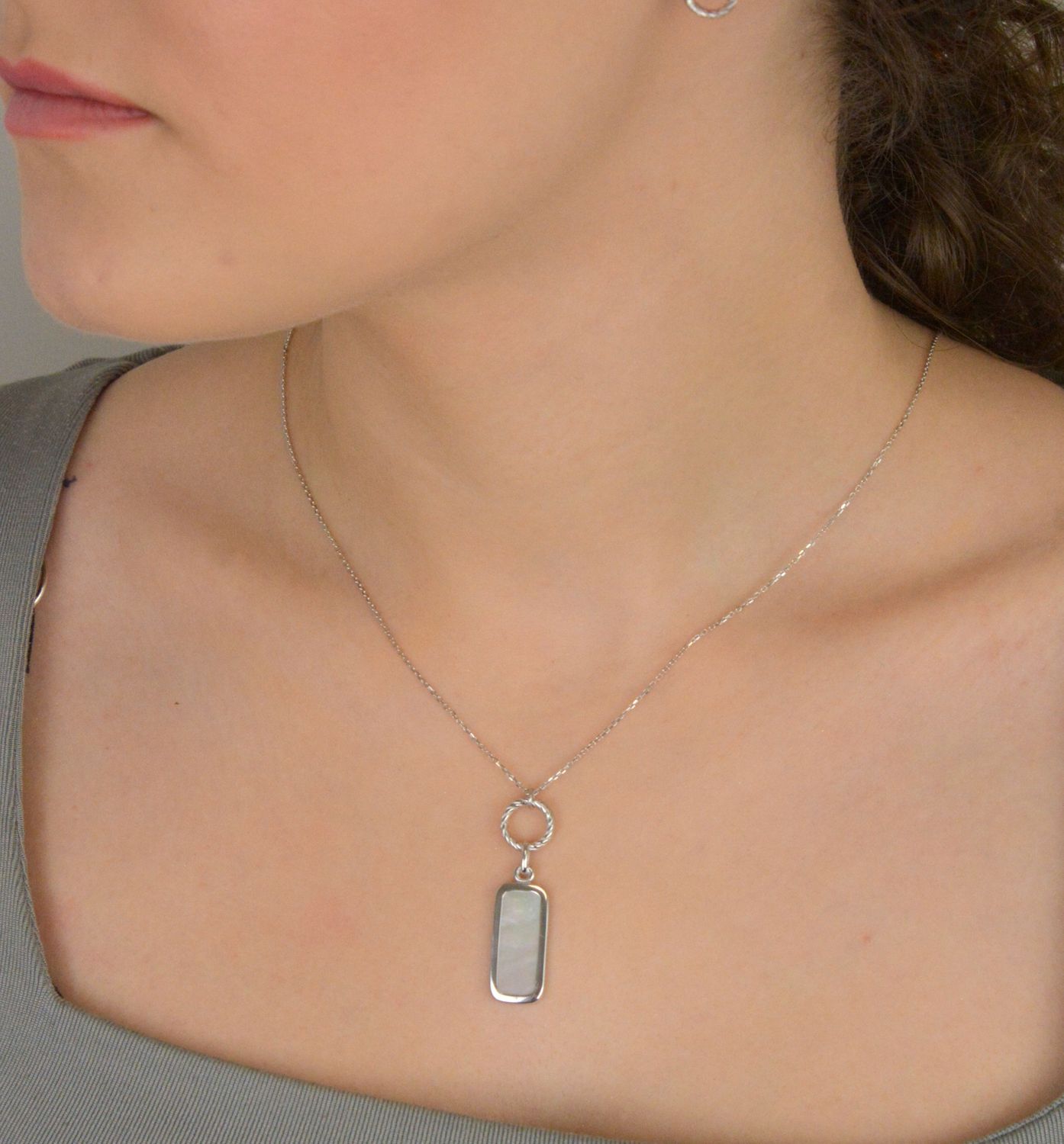 Naszyjnik srebrny próba 925 zdobiony prostokątną zawieszką z masa perłową 0757175200 Delikatny i zarazem wyjątkowy naszyjnik srebrny wykonany z wysokiej jakości srebra próby 925, 1.jpg