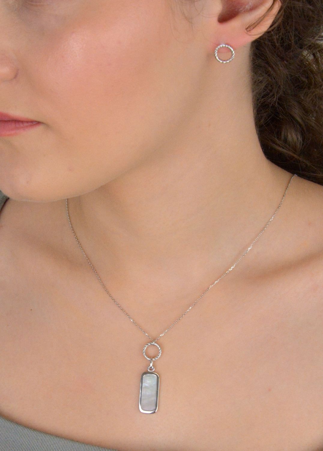 Naszyjnik srebrny próba 925 zdobiony prostokątną zawieszką z masa perłową 0757175200 Delikatny i zarazem wyjątkowy naszyjnik srebrny wykonany z wysokiej jakości srebra próby 925, 1.jpg