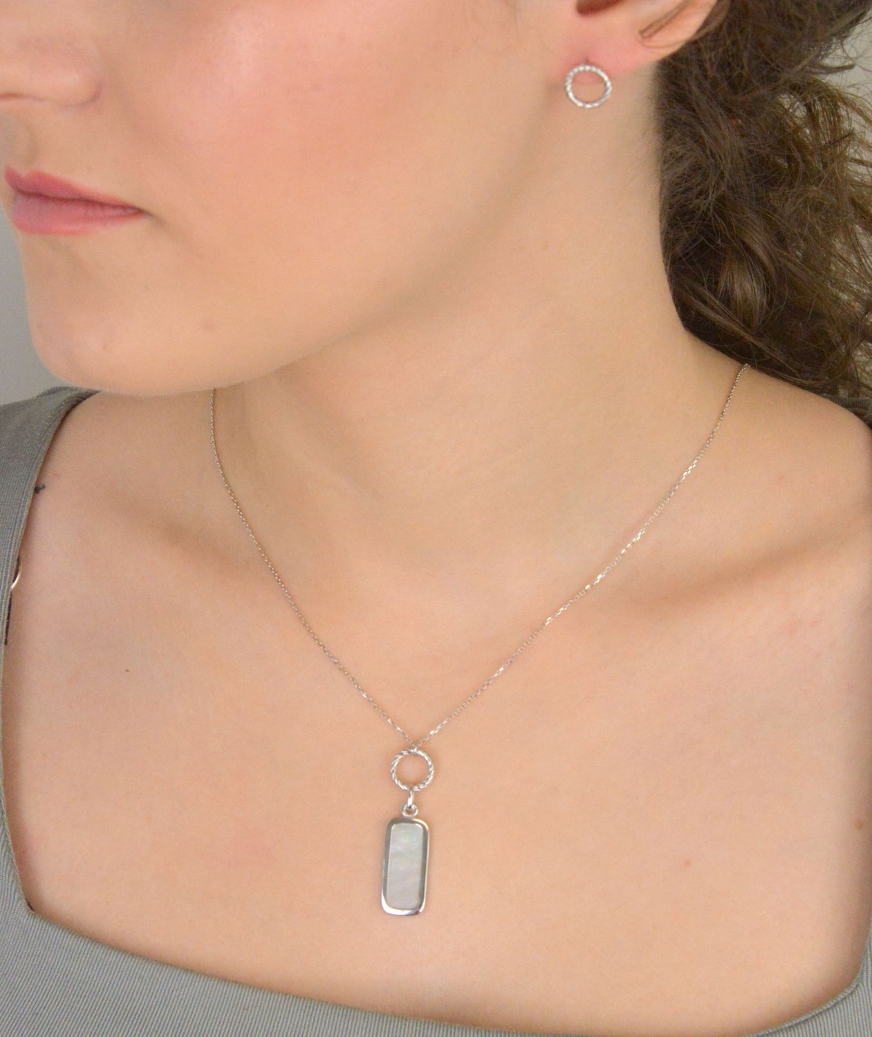 Naszyjnik srebrny próba 925 zdobiony prostokątną zawieszką z masa perłową 0757175200 Delikatny i zarazem wyjątkowy naszyjnik srebrny wykonany z wysokiej jakości srebra próby 925, 1.jpg