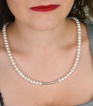 Naszyjnik z białych pereł hodowlanych 6 mm z ozdobną blaszką (3,4 cm), długość 50 cm. Elegancka biżuteria z zapięciem ze srebra 925 – idealna na ślub lub prezent (1).JPG