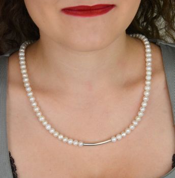Naszyjnik z białych pereł hodowlanych 6 mm z ozdobną blaszką (3,4 cm), długość 50 cm. Elegancka biżuteria z zapięciem ze srebra 925 – idealna na ślub lub prezent (2).JPG