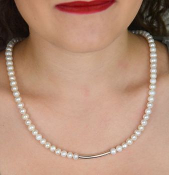 Naszyjnik z białych pereł hodowlanych 6 mm z ozdobną blaszką (3,4 cm), długość 50 cm. Elegancka biżuteria z zapięciem ze srebra 925 – idealna na ślub lub prezent (3).JPG