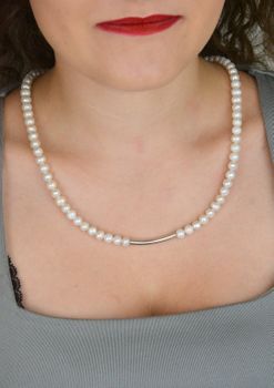 Naszyjnik z białych pereł hodowlanych 6 mm z ozdobną blaszką (3,4 cm), długość 50 cm. Elegancka biżuteria z zapięciem ze srebra 925 – idealna na ślub lub prezent (4).JPG