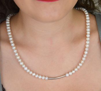 Naszyjnik z białych pereł hodowlanych 6 mm z ozdobną blaszką (3,4 cm), długość 50 cm. Elegancka biżuteria z zapięciem ze srebra 925 – idealna na ślub lub prezent (5).JPG