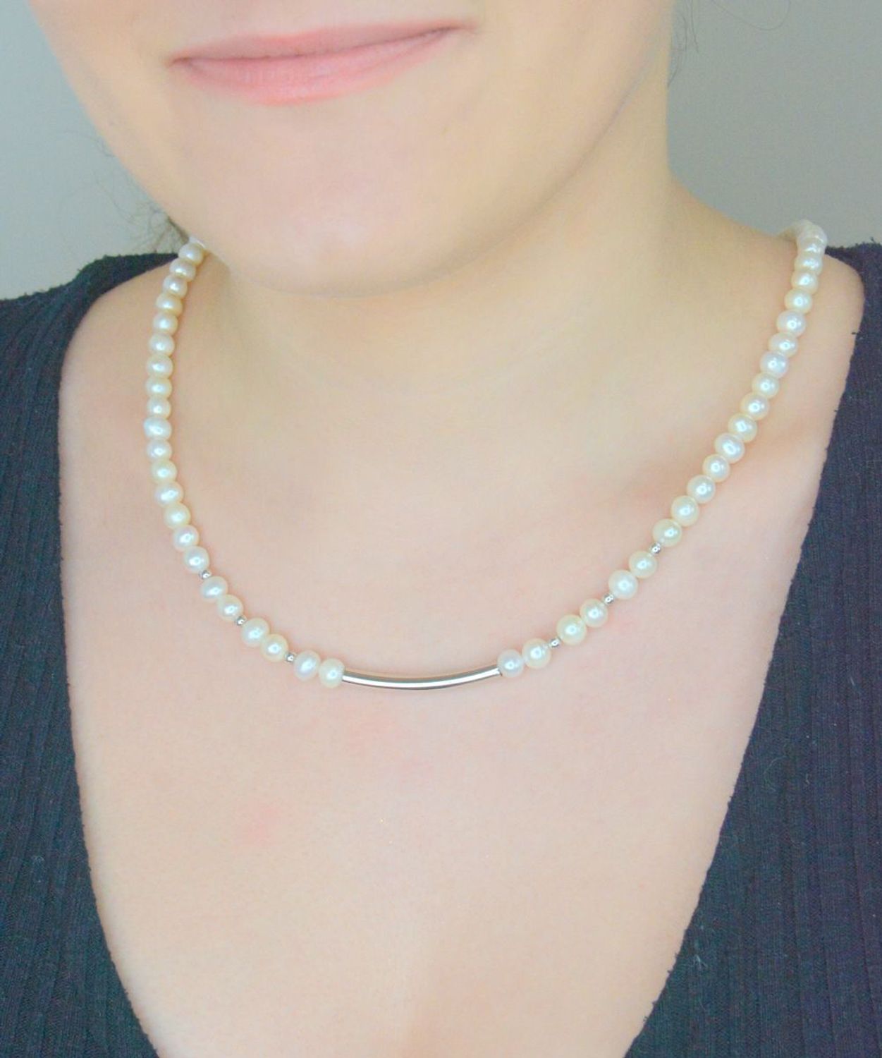 Naszyjnik perła hod. z ozdobnym patyczkiem pr 925, 0757643600 Niezwykle efektowny, gustowny naszyjnik wykonany z certyfikowanych hodowlanych pereł słodkowodnych Namido z wykonanym 1.jpg