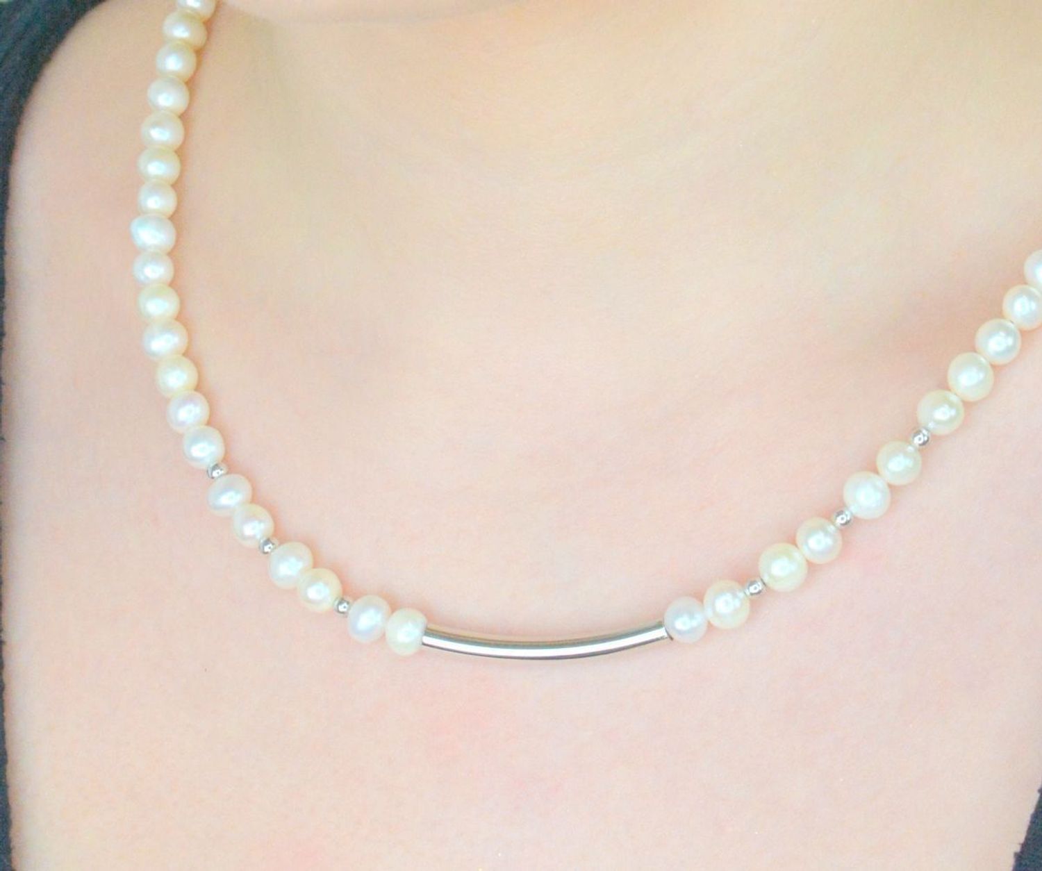 Naszyjnik perła hod. z ozdobnym patyczkiem pr 925, 0757643600 Niezwykle efektowny, gustowny naszyjnik wykonany z certyfikowanych hodowlanych pereł słodkowodnych Namido z wykonanym 1.jpg