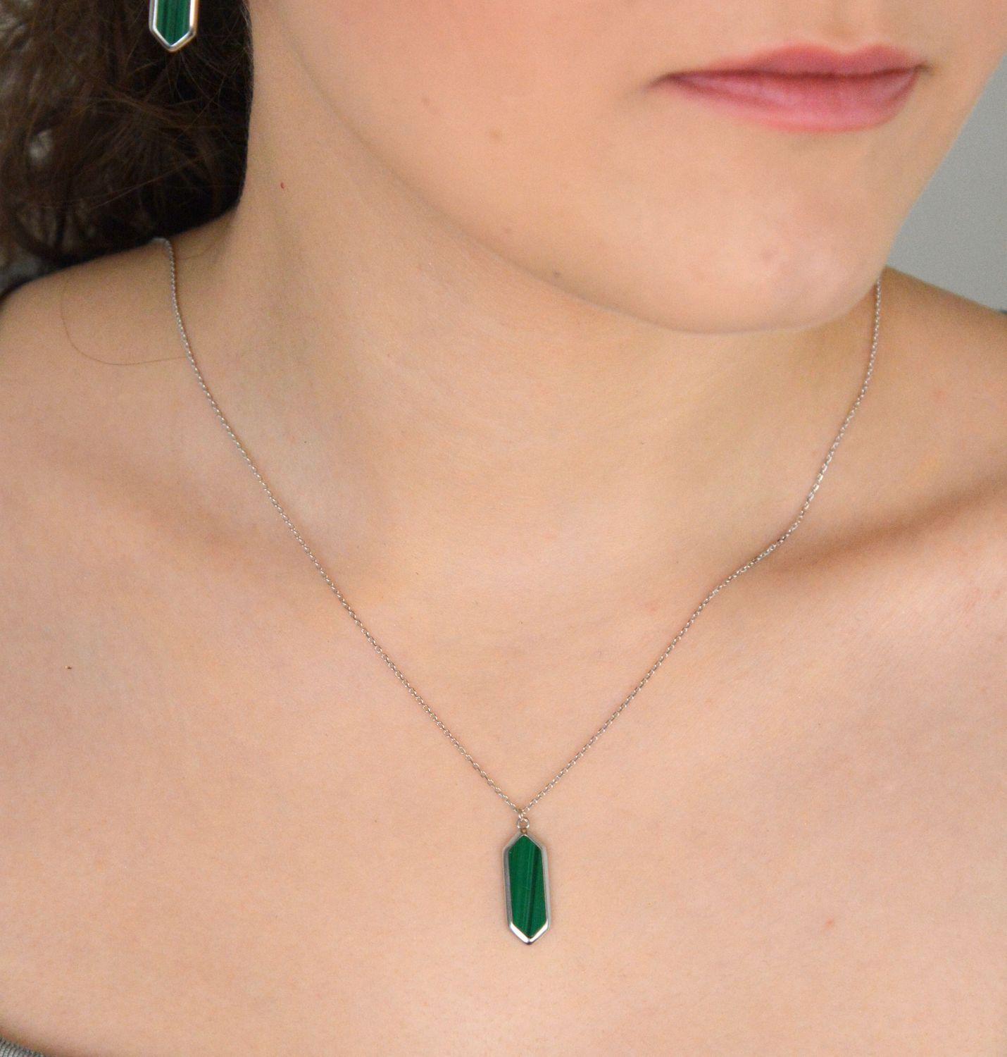 Naszyjnik damski srebrny próba 925 z malachitem 0757771900 Ten subtelny, a zarazem efektowny naszyjnik damski wykonany ze srebra próby 925 to propozycja dla miłośniczek nowoczesnego stylu 1.jpg