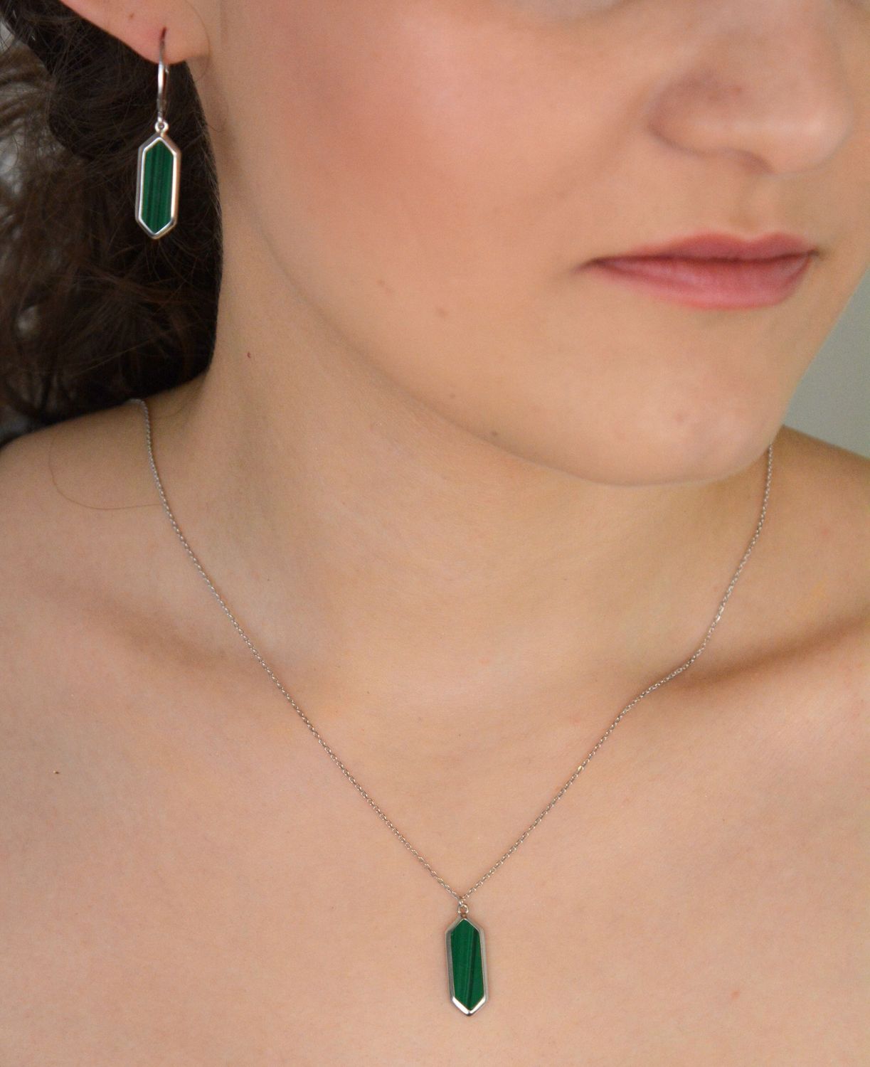 Naszyjnik damski srebrny próba 925 z malachitem 0757771900 Ten subtelny, a zarazem efektowny naszyjnik damski wykonany ze srebra próby 925 to propozycja dla miłośniczek nowoczesnego stylu 1.jpg